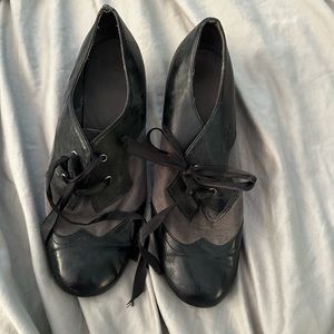Vintage look heeled saddle shoes